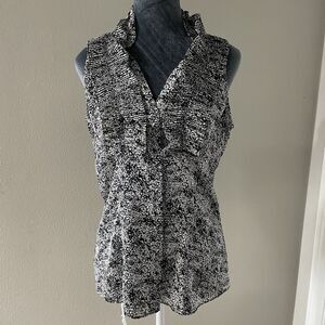 Anne Klein Womens Size 6 Sleeveless Blouse Ruffle Neck Line Black & White